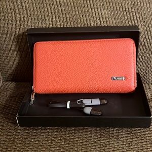 SMARTTE woman's wallet. Find your wallet anytime. Blue tooth. Dark orange